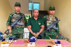 Đối tượng Nguyễn Ngọc Lân cùng tang vật 18.000 viên ma túy tổng hợp. (Ảnh: TTXVN phát)