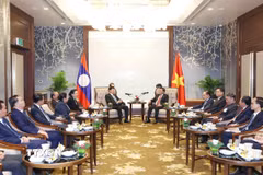 Thường trực Ban Bí thư Trần Cẩm Tú tiễn Tổng Bí thư, Chủ tịch nước Lào và Phu nhân kết thúc tốt đẹp chuyến thăm cấp Nhà nước đến Việt Nam. (Ảnh: Phương Hoa/TTXVN)
