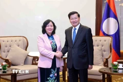 Chủ tịch Ủy ban Trung ương Mặt trận Tổ quốc Việt Nam Bùi Thị Minh Hoài với Tổng Bí thư, Chủ tịch nước Lào Thongloun Sisoulith. (Ảnh: Phạm Kiên/TTXVN)