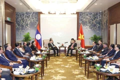 Thường trực Ban Bí thư Trần Cẩm Tú tiễn Tổng Bí thư, Chủ tịch nước Lào và Phu nhân kết thúc tốt đẹp chuyến thăm cấp Nhà nước đến Việt Nam. (Ảnh: Phương Hoa/TTXVN)