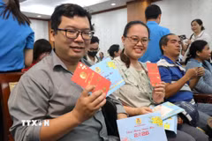 Công nhân lao động vui mừng nhận quà Tết. (Ảnh: Thanh Vũ/TTXVN)