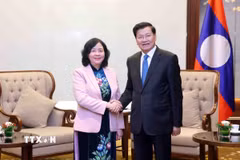 Chủ tịch Ủy ban Trung ương Mặt trận Tổ quốc Việt Nam Bùi Thị Minh Hoài với Tổng Bí thư, Chủ tịch nước Lào Thongloun Sisoulith. (Ảnh: Phạm Kiên/TTXVN)