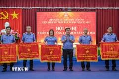 Các tập thể thuộc Viện Kiểm sát nhân dân thành phố Cần Thơ nhận Cờ Thi đua của Viện Kiểm sát nhân dân tối cao. (Ảnh: Thanh Liêm/TTXVN)