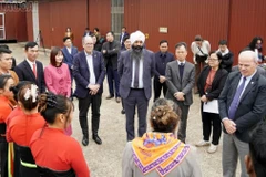 Bộ trưởng Phát triển quốc tế Canada và lãnh đạo tỉnh trao đổi với lãnh đạo công ty. (Ảnh: Báo Lào Cai)