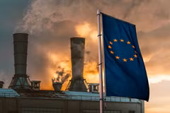 Ủy ban châu Âu dự kiến tiến hành rà soát Hệ thống giao dịch phát thải EU (ETS) vào giữa năm 2026. (Ảnh: AP)