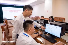 Bộ Nội vụ khuyến khích các địa phương cử cán bộ chuyên môn về hỗ trợ, "cầm tay chỉ việc" cho cấp xã. (Ảnh: PV/Vietnam+)