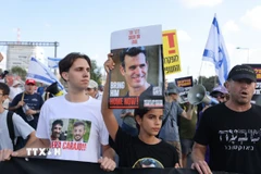 Người dân Israel tuần hành tại Tel Aviv ngày 17/8/2025, yêu cầu Thủ tướng Benjamin Netanyahu tiến tới thỏa thuận với Hamas nhằm chấm dứt chiến tranh và trả tự do cho các con tin. (Ảnh: THX/TTXVN) 