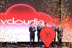 Các đại biểu thực hiện nghi thức khai trương thương hiệu điện toán đám mây (cloud) quốc tế Vcloudia tại Vương quốc Campuchia. (Ảnh: Hoàng Minh/TTXVN) 