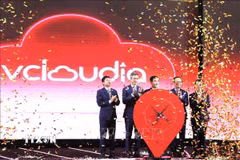 Các đại biểu thực hiện nghi thức khai trương thương hiệu điện toán đám mây (cloud) quốc tế Vcloudia tại Vương quốc Campuchia. (Ảnh: Hoàng Minh/TTXVN) 