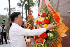Thường trực Ban Bí thư Trần Cẩm Tú dâng hoa tại Khu mộ Tổng Bí thư Trần Phú, xã Đức Thọ, tỉnh Hà Tĩnh. (Ảnh: Phương Hoa/TTXVN)