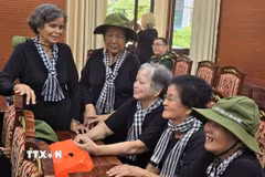 Các nữ cựu chiến binh vẫn tích cực tham gia các hoạt động xã hội và họp mặt truyền thống. (Ảnh: Huyền Trang/TTXVN)
