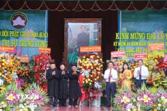 Đại diện Ủy ban Trung ương Mặt trận Tổ quốc Việt Nam tặng lẵng hoa chúc mừng lễ kỷ niệm 87 năm Ngày Khai sáng đạo Phật giáo Hòa Hảo. (Ảnh: Công Mạo/TTXVN)
