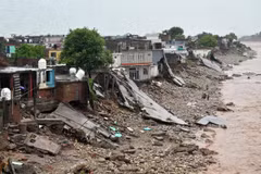 Mưa lũ gây sạt lở tại Jammu, Kashmir, Ấn Độ, ngày 27/8. (Ảnh: Reuters)