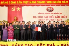 Phó Thủ tướng Chính phủ Lê Thành Long trao quyết định cho Ban Chấp hành Đảng ủy Bộ GD&ĐT khóa I, nhiệm kỳ 2025 - 2030. (Ảnh: Thanh Tùng/TTXVN)