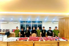 Các đối tượng bị bắt cùng tang vật trong vụ án do Công an thành phố Đà Nẵng triệt phá tháng 1/2025 (Ảnh: TTXVN phát)