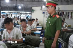 Các phạm nhân tại Trại giam Phú Hòa được dạy nghề may, xây dựng… và định hướng để phạm nhân sau khi được đặc xá, ra trại có thể hòa nhập cộng đồng. (Ảnh: Huyền Trang/TTXVN)