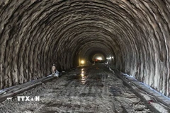 Hầm Đèo Ngang mở rộng đã được khoan thông, vượt tiến độ gần 1 tháng. (Ảnh: Hữu Quyết/TTXVN) 