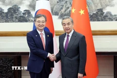 Bộ trưởng Ngoại giao Trung Quốc Vương Nghị và Ngoại trưởng Hàn Quốc Cho Hyun tại cuộc gặp ở Bắc Kinh ngày 17/9/2025. (Ảnh: THX/TTXVN)