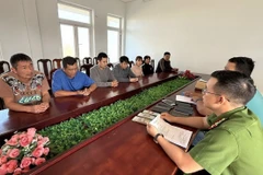 Công an tỉnh Đắk Lắk làm việc với các đối tượng liên quan trong vụ án. (Ảnh: TTXVN phát)