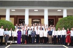 Các đồng chí lãnh đạo, nguyên lãnh đạo Ban Tuyên giáo và Dân vận Trung ương qua các thời kỳ. (Ảnh: Phương Hoa/TTXVN)