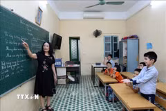 Cô và trò Trường PTCS Dân lập dạy trẻ câm điếc Hà Nội. (Ảnh: Hoàng Hiếu/TTXVN)