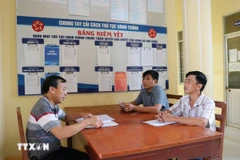 Cán bộ Ủy ban Nhân dân đặc khu Thổ Châu hướng dẫn, giải quyết thủ tục hành chính. (Ảnh: TTXVN phát) 