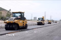 Không khí thi công khẩn trương, trách nhiệm trên công trường Dự án cao tốc Quy Nhơn-Chí Thạnh. (Ảnh: Quốc Khánh/TTXVN)