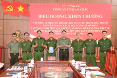 Công an Lai Châu Biểu dương, khen thưởng lực lượng phá vụ án chế tạo, mua bán vũ khí trái phép ở nhiều tỉnh. (Ảnh: Nguyễn Oanh/TTXVN)