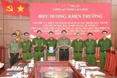 Công an Lai Châu Biểu dương, khen thưởng lực lượng phá vụ án chế tạo, mua bán vũ khí trái phép ở nhiều tỉnh. (Ảnh: Nguyễn Oanh/TTXVN)