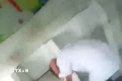 Hình ảnh nam sinh lớp 8 của Trường THCS Tiên Lục số 3, xã Tiên Lục (Bắc Ninh) bị bạn cùng học đánh (ảnh cắt từ clip). (Ảnh: TTXVN phát)