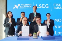 Sở Giao dịch Chứng khoán Việt Nam (VNX) ký kết Biên bản Ghi nhớ (MOU) với Công ty FTSE International Limited (FTSE) tại buổi làm việc. (Ảnh: TTXVN phát)