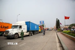 Hoạt động giao thương nhộn nhịp trên tuyến biên giới Việt Nam-Campuchia, góp phần hướng tới mục tiêu kim ngạch 20 tỷ USD. (Ảnh: Giang Phương/TTXVN)