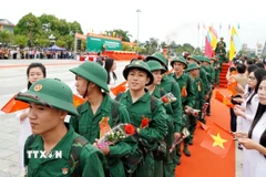 Các tân binh lên đường nhập ngũ tại Quảng Ngãi. (Ảnh: Lê Phước Ngọc/TTXVN)