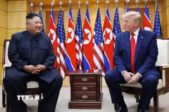 (Tư liệu) Tổng thống Mỹ Donald Trump (phải) và nhà lãnh đạo Triều Tiên Kim Jong Un tại cuộc gặp ở làng đình chiến Panmunjom ở biên giới liên Triều, ngày 30/6/2019. (Ảnh: Yonhap/TTXVN)
