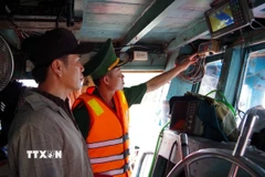 Bộ đội Biên phòng tỉnh Đồng Tháp kiểm tra hoạt động của hệ thống giám sát hành trình tàu cá. (Ảnh:Công Trí/TTXVN)