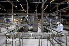 Dây chuyền sản xuất sữa tươi Vinamilk từ trang trại xanh, thân thiện với môi trường. (Ảnh: Hồng Đạt/TTXVN)