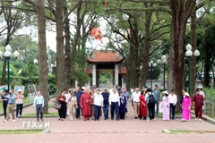 Khách du lịch tham quan di tích Côn Sơn. (Ảnh: Mạnh Tú/TTXVN) 
