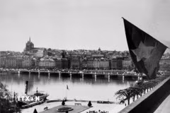 Lá cờ đỏ sao vàng treo tại Trụ sở của Phái đoàn Việt Nam Dân chủ Cộng hòa ở Geneva (Thụy Sĩ), năm 1954. (Ảnh: Tư liệu TTXVN)