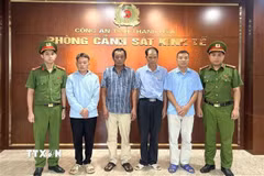 Các đối tượng có liên quan đến vụ việc tại cơ quan công an. (Ảnh TTXVN phát)