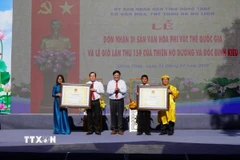 Chủ tịch Ủy ban Nhân dân tỉnh Đồng Tháp Phạm Thành Ngại trao Bằng Chứng nhận Di sản Văn hóa phi vật thể Quốc gia đối với Lễ giỗ Thiên Hộ Dương, Đốc Binh Kiều và Lễ hội Vía bà Chúa xứ Gò Tháp. (Ảnh: Nhựt An/TTXVN)