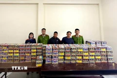 Các đối tượng và tang vật bị thu giữ tại Cơ quan điều tra. (Ảnh: TTXVN phát)