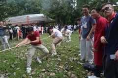 Du học sinh Việt Nam tại Singapore hào hứng tham gia trò chơi kéo co. (Ảnh: Việt Dũng/TTXVN)