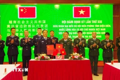 Đại diện hai bên trao biên bản ghi nhớ Hội đàm. (Ảnh: TTXVN phát)