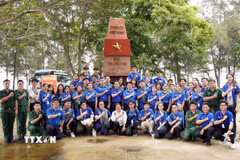 Đội hình tình nguyện Du học sinh Việt Nam chụp hình lưu niệm cùng các chiến sỹ tại Hải đội Biên phòng 1, Ban Chỉ huy Bộ đội Biên phòng Thành phố Hồ Chí Minh. (Ảnh: Trung Tuyến/TTXVN)