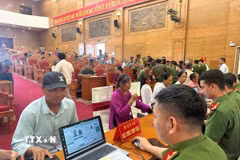 Lực lượng Công an tỉnh Phú Thọ thực hiện sinh trắc học đối với thân nhân liệt sỹ. (Ảnh: Nguyễn Thảo/TTXVN)