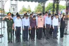 Đoàn công tác dành phút mặc niệm tưởng nhớ, tri ân các anh hùng liệt sỹ tại Nghĩa trang liệt sỹ quốc gia Đường 9. (Nguồn: Báo Quảng Trị)