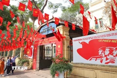 Khu vực bỏ phiếu số 05 tại Trường Trung học cơ sở Trưng Vương (phường Cửa Nam) trang hoàng rực rỡ, sẵn sàng cho Ngày hội lớn. (Ảnh: Thanh Tùng/TTXVN)