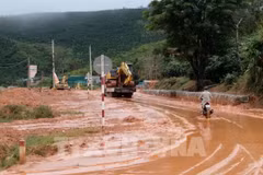 Bùn đất tràn xuống che lấp hoàn toàn gần 200m đường Trường Sơn Đông (đoạn qua thôn Lán Tranh, xã dung K’Nớ). (Ảnh: Nguyễn Dũng/TTXVN)