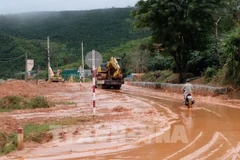 Bùn đất tràn xuống che lấp hoàn toàn gần 200m đường Trường Sơn Đông (đoạn qua thôn Lán Tranh, xã dung K’Nớ). (Ảnh: Nguyễn Dũng/TTXVN)