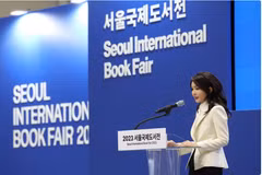 Bà Kim Keon Hee phát biểu tại Hội chợ sách quốc tế Seoul, Hàn Quốc, ngày 14/6/2023. (Ảnh: Yonhap/TTXVN)